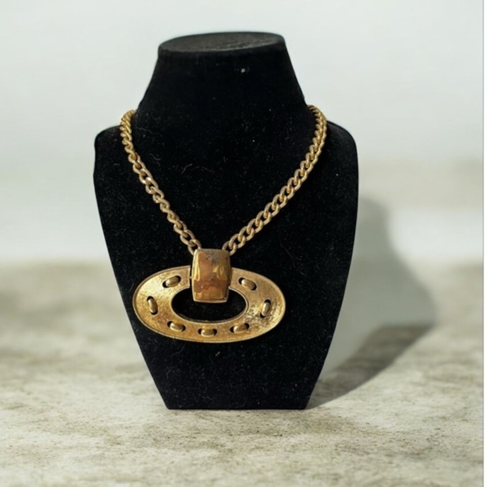 Elegant Gold Chain Necklace vintage oval pendant